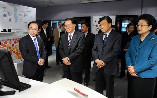 12月17日,中共中央政治局常委李長春來到中國傳媒大學(xué),就加強國際傳播后備人才培養(yǎng)工作進行調(diào)研。中共中央政治局委員、書記處書記、中宣部部長劉云山,中共中央政治局委員、國務(wù)委員劉延?xùn)|一同調(diào)研。這是李長春等領(lǐng)導(dǎo)同志在移動多媒體手機實驗室聽取教學(xué)匯報。新華社記者 張鐸 攝