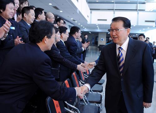 12月17日,中共中央政治局常委李長春來到中國傳媒大學(xué),就加強國際傳播后備人才培養(yǎng)工作進行調(diào)研。中共中央政治局委員、書記處書記、中宣部部長劉云山,中共中央政治局委員、國務(wù)委員劉延?xùn)|一同調(diào)研。這是李長春與中國傳媒大學(xué)教職員工代表親切握手。新華社記者 張鐸 攝