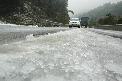 1月5日,車輛行駛在廣西資源縣結(jié)冰的山區(qū)公路上。1月2日以來,廣西資源縣境內(nèi)普遍出現(xiàn)凍雨,全縣境內(nèi)路段出現(xiàn)大面積結(jié)冰,通往外界的3條主要公路中斷,資源縣城幾成“孤城”。目前,資源縣通往興安至桂林的公路被打通,但其他幾條公路和部分鄉(xiāng)鎮(zhèn)仍面臨較嚴(yán)重的冰災(zāi),當(dāng)?shù)卣M織公路、交警等相關(guān)部門采取有效措施應(yīng)對冰凍災(zāi)害。新華社記者 何程 攝