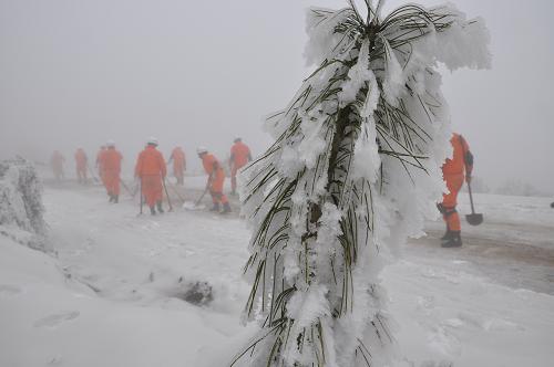 1月27日,消防官兵正在鏟冰除雪。當(dāng)日早上7時(shí)許,貴州畢節(jié)地區(qū)消防部隊(duì)赴威寧“抗凝凍、保民生”突擊隊(duì)指揮部將突擊隊(duì)員兵分兩路:一路灑鹽融冰、鏟除冰雪,全面疏通威寧縣各重要交通要道,確保百姓生活必須物資的順利運(yùn)送;一路負(fù)責(zé)為城區(qū)、鄉(xiāng)鎮(zhèn)缺水嚴(yán)重的老百姓送水,并分設(shè)了29個(gè)供水點(diǎn),確保百姓飲水。新華社發(fā)(王淵 攝)