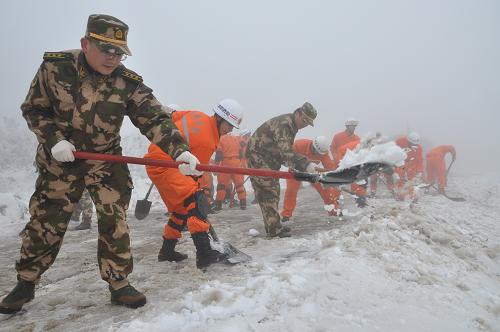 1月27日,消防官兵正在鏟冰除雪。新華社發(fā)(王淵 攝)