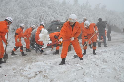 1月27日,消防官兵正在鏟冰除雪。新華社發(fā)(王淵 攝)
