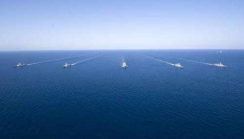 3月16日,中國海軍第七、第八批護航編隊的艦艇在亞丁灣編隊航行。當(dāng)?shù)貢r間3月16日,中國海軍第七批護航編隊與第八批護航編隊“溫州”號導(dǎo)彈護衛(wèi)艦、“馬鞍山”號導(dǎo)彈護衛(wèi)艦在亞丁灣東部海域商船集結(jié)點附近正式會合,并組織了第一次共同護航。新華社記者 范軍威 攝