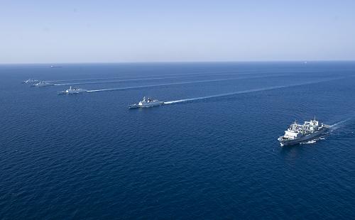3月16日,中國海軍第七、第八批護航編隊的艦艇在亞丁灣編隊航行。新華社記者 范軍威 攝