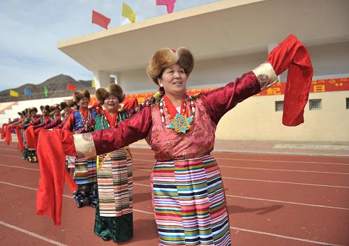 3月28日,演員在西藏日喀則地區(qū)職業(yè)技術(shù)學(xué)校操場上表演節(jié)目。新華社發(fā)(何勝科 攝)