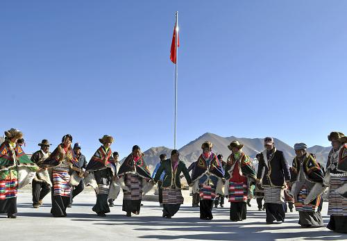 3月28日,西藏阿里地區(qū)噶爾縣獅泉河鎮(zhèn)加木村村民跳起鍋莊舞,慶祝“西藏百萬農(nóng)奴解放紀念日”。新華社發(fā)(蔣先平 攝)
