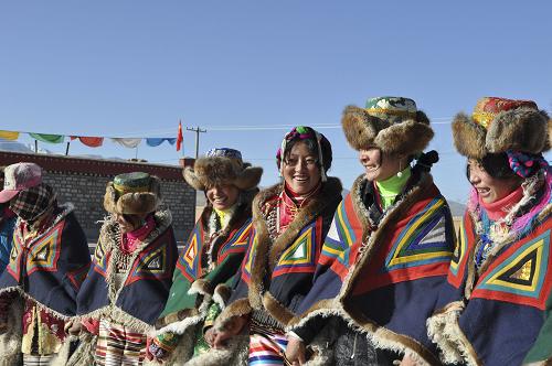 3月28日,西藏阿里地區(qū)噶爾縣獅泉河鎮(zhèn)加木村村民跳起鍋莊舞,慶祝“西藏百萬農(nóng)奴解放紀念日”。新華社發(fā)(蔣先平 攝)
