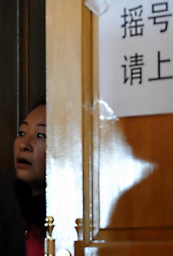 3月29日,烏魯木齊市2011年首批保障性住房搖號(hào)分配儀式現(xiàn)場(chǎng)外,一位市民在門外觀看搖號(hào)過程。新華社記者 趙戈 攝