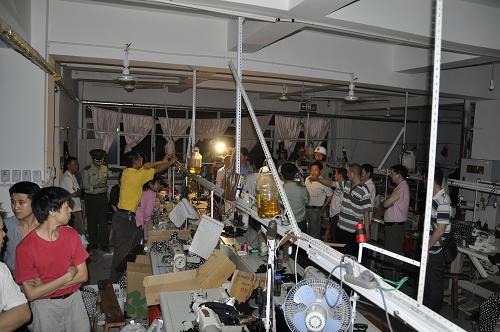 4月27日,執(zhí)法人員在查封違規(guī)“三合一”小型加工廠。新華社發(fā)