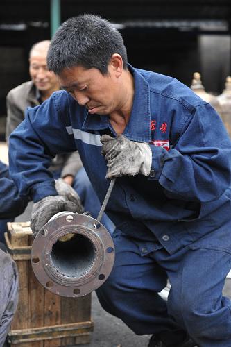 5月31日,一救援人員正在安裝抽水管道。新華社記者 歐東衢 攝