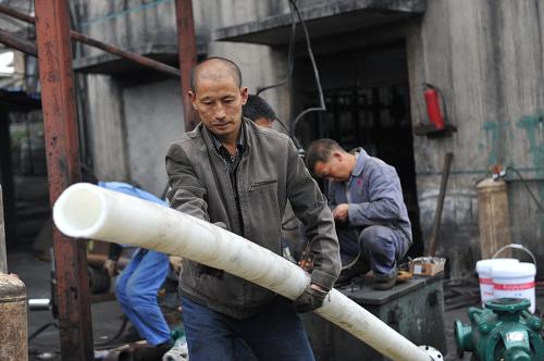 5月31日,一救援人員正在搬運抽水管道。新華社記者 歐東衢 攝