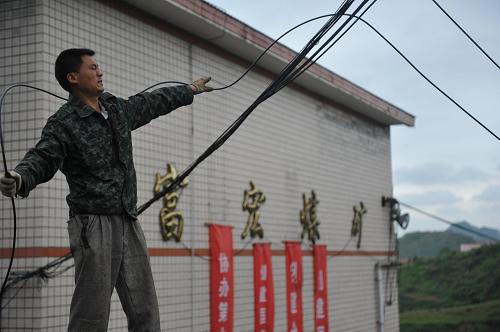 5月31日,一救援人員正在搭設電線。新華社記者 歐東衢 攝