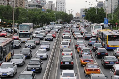 5月31日拍攝的北京市西二環(huán)路上擁堵的車輛。當(dāng)日,北京市政府公布緩解北京市區(qū)交通擁堵第八階段工作方案。方案中提出,一旦遇有惡劣天氣、重大活動、重要節(jié)日等可能引發(fā)嚴(yán)重交通擁堵的情況,北京將適時采取重點(diǎn)交通擁堵路段高峰時期機(jī)動車單雙號行駛措施。此外,繼京通快速路上施劃公交專用道后,京藏高速、京港澳高速和京開高速等高速路上均將施劃公交專用道。新華社發(fā)(王振 攝)