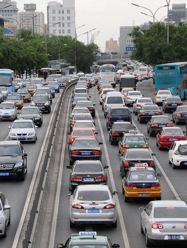 5月31日拍攝的北京市西二環(huán)路上擁堵的車輛。新華社發(fā)(王振 攝)