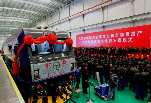 12月31日,我國首臺(tái)具有旅客列車直供電功能的鐵路大功率交流傳動(dòng)電力機(jī)車在天津正式下線。該電力機(jī)車采用多項(xiàng)世界領(lǐng)先技術(shù),總體性能處于世界先進(jìn)水平。新華社發(fā)(焦宏濤 攝)