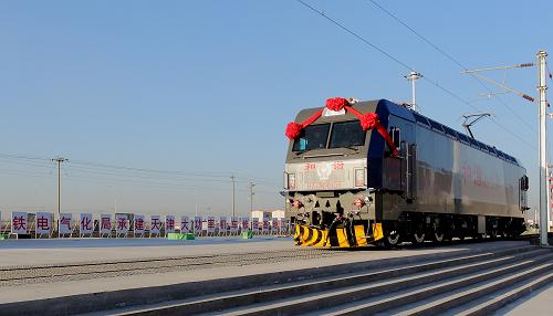 12月31日,我國首臺(tái)具有旅客列車直供電功能的鐵路大功率交流傳動(dòng)電力機(jī)車在天津正式下線。該電力機(jī)車采用多項(xiàng)世界領(lǐng)先技術(shù),總體性能處于世界先進(jìn)水平。新華社發(fā)(焦宏濤 攝)
