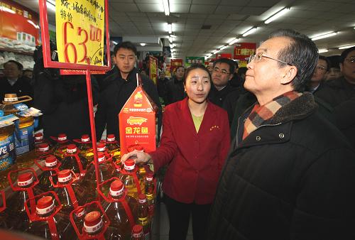元月1日至2日,中共中央政治局常委、國(guó)務(wù)院總理溫家寶到內(nèi)蒙古自治區(qū)錫林郭勒盟牧區(qū)看望各族干部群眾,向他們致以新年的問(wèn)候和祝福。這是元月1日,溫家寶在錫林浩特市銀地發(fā)超市了解居民生活必需品的價(jià)格變化情況。新華社記者姚大偉攝