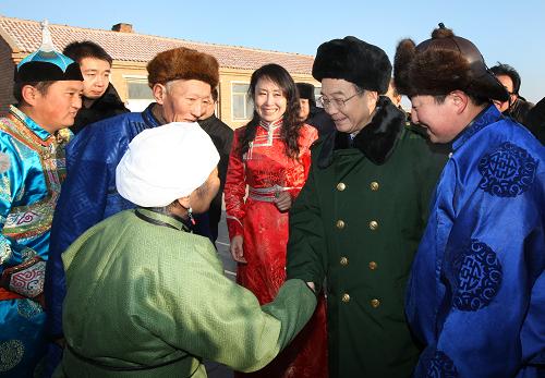 這是元月1日,溫家寶來(lái)到寶力根蘇木烏力吉德力格爾嘎查看望牧民。新華社記者 姚大偉 攝