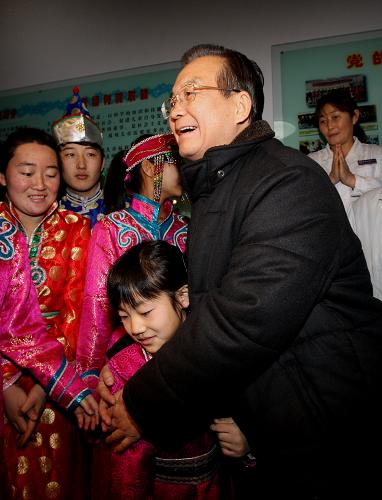 這是元月2日,溫家寶來(lái)到錫林郭勒盟兒童福利院看望孤兒。新華社記者 姚大偉 攝