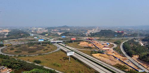 這是2011年1月1日拍攝的廣西南寧市環(huán)城高速公路。2009年12月,國(guó)務(wù)院頒布關(guān)于進(jìn)一步促進(jìn)廣西經(jīng)濟(jì)社會(huì)發(fā)展的若干意見(jiàn),提出要“構(gòu)建南寧-新加坡經(jīng)濟(jì)走廊”。中國(guó)政府設(shè)立總規(guī)模為100億美元的“中國(guó)-東盟投資合作基金”和150億美元的信貸資金,為南新經(jīng)濟(jì)通道建設(shè)提供了有力支持。2011年1月1日,時(shí)值中國(guó)-東盟自貿(mào)區(qū)成立一周年。隨著“南新走廊”沿線工業(yè)基地、商貿(mào)基地、物流基地和信息基地的逐步建立,在“南新走廊”沿線正在崛起一條經(jīng)濟(jì)增長(zhǎng)帶。新華社記者 黃孝邦 攝
