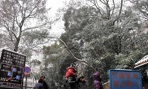 1月3日,由于道路結(jié)冰,湖南長(zhǎng)沙岳麓山風(fēng)景名勝區(qū)對(duì)游客關(guān)閉。當(dāng)日,湖南再次降雪。當(dāng)?shù)貧庀蟛块T預(yù)測(cè),低溫雨雪天氣將持續(xù)到8日,湖南省發(fā)布道路結(jié)冰橙色預(yù)警,并下發(fā)應(yīng)對(duì)低溫雨雪冰凍天氣緊急通知,以防不測(cè)。連續(xù)雨雪天氣已造成湖南局部地區(qū)交通嚴(yán)重受阻,較大事故不斷發(fā)生,滯留人員、車輛增加。新華社記者 趙眾志 攝
