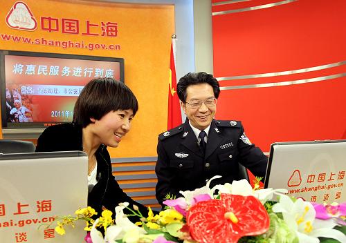 1月4日,上海市市長助理、公安局局長張學(xué)兵(右)與網(wǎng)民進(jìn)行網(wǎng)絡(luò)互動(dòng)并介紹再推出的十項(xiàng)便民利民措施。為進(jìn)一步滿足市民群眾對社會治安和公共服務(wù)的多樣化需求,回報(bào)市民群眾對世博安保工作的理解配合和無私支持,上海公安機(jī)關(guān)本著“將惠民服務(wù)進(jìn)行到底”的理念,在世博前及世博期間推出十九項(xiàng)便民利民措施的基礎(chǔ)上,2011年繼續(xù)執(zhí)行并推出十項(xiàng)便民利民措施。這十條便民措施包括:出入境管理、軌道交通安檢、新增報(bào)警定位標(biāo)識等,其中網(wǎng)上業(yè)務(wù)辦理等網(wǎng)絡(luò)便民舉措是重點(diǎn)。新華社記者 凡軍 攝