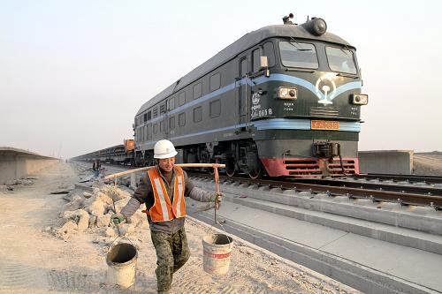 1月3日,一名工人在建設(shè)中的石家莊至武漢高速鐵路客運專線河北邯鄲站內(nèi)作業(yè)。1月4日,鐵道部部長劉志軍在全國鐵路工作會議上表示,今年全國鐵路安排基本建設(shè)投資7000億元,新線鋪軌7935公里,復(fù)線鋪軌6211公里,新線投產(chǎn)7901公里,復(fù)線投產(chǎn)6861公里,電氣化投產(chǎn)8800公里。今年我國高速鐵路運營總里程將突破1.3萬公里,初步形成覆蓋面更廣、效應(yīng)更大的高鐵網(wǎng)絡(luò)。新華社發(fā)(王九忠 攝)