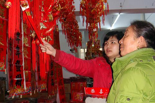 1月8日,琿春市民在商場正常購物。 據(jù)國家地震臺(tái)網(wǎng)測定,北京時(shí)間2011年1月8日7時(shí)34分,在吉林省延邊朝鮮族自治州琿春市(北緯43度、東經(jīng)131.1度)發(fā)生5.6級(jí)地震,震源深度約560公里。震中距琿春市城區(qū)約60公里,距延吉市區(qū)約130公里,距長春市區(qū)約470公里。目前尚無人員傷亡報(bào)告,當(dāng)?shù)鼐用裾9浣仲徫?,生活未受到影響?新華社發(fā)
