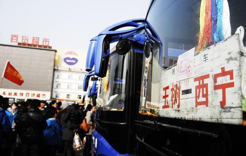1月8日,大巴車在西寧火車站外等候返鄉(xiāng)學(xué)生上車。新華社記者 吳光于 攝