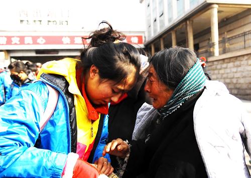 1月8日,前來接站的奶奶見到孫女后激動地流下了眼淚。新華社記者 吳光于 攝