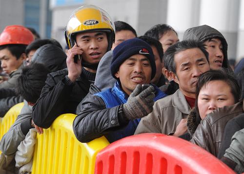 1月9日,在寧波國際會展中心鐵路臨時售票點,旅客排隊購買火車票。當日,寧波正式發(fā)售2011年春運火車票,寧波國際會展中心鐵路臨時售票點春運火車票“大賣場”正式啟用。新華社發(fā)(龔國榮 攝)