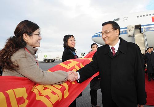 1月9日,中國(guó)國(guó)務(wù)院副總理李克強(qiáng)抵達(dá)英國(guó)北部城市愛(ài)丁堡,開(kāi)始對(duì)英國(guó)進(jìn)行為期4天的正式訪問(wèn)。新華社記者 饒愛(ài)民 攝