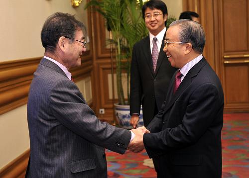 1月11日,中國(guó)國(guó)務(wù)委員戴秉國(guó)在北京會(huì)見(jiàn)以日本自民黨前干事長(zhǎng)、日中友好協(xié)會(huì)會(huì)長(zhǎng)加藤纮一為團(tuán)長(zhǎng)的日本國(guó)會(huì)議員代表團(tuán)。 新華社記者 黃敬文 攝