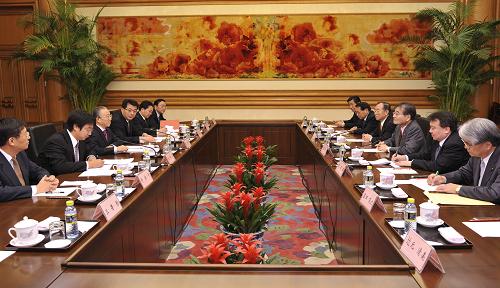 1月11日,中國(guó)國(guó)務(wù)委員戴秉國(guó)在北京會(huì)見(jiàn)以日本自民黨前干事長(zhǎng)、日中友好協(xié)會(huì)會(huì)長(zhǎng)加藤纮一為團(tuán)長(zhǎng)的日本國(guó)會(huì)議員代表團(tuán)。 新華社記者 黃敬文 攝