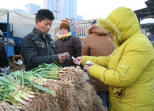 1月12日,在河北省邯鄲市某大型蔬菜批零市場(chǎng),市民在選購(gòu)蒜苗。 據(jù)商務(wù)部11日發(fā)布的商務(wù)預(yù)報(bào)監(jiān)測(cè),上周(1月3日至9日)商務(wù)部重點(diǎn)監(jiān)測(cè)的食用農(nóng)產(chǎn)品價(jià)格比前一周小幅上漲,這已是連續(xù)第三周小幅上漲。具體來(lái)看,部分地區(qū)出現(xiàn)雨雪冰凍天氣影響蔬菜生產(chǎn)和運(yùn)輸,上周18種蔬菜平均批發(fā)價(jià)格上漲6.2%,其中青椒、苦瓜、豆角、油菜、茄子、黃瓜和生菜價(jià)格漲幅均超一成。 新華社發(fā)(王九忠 攝)