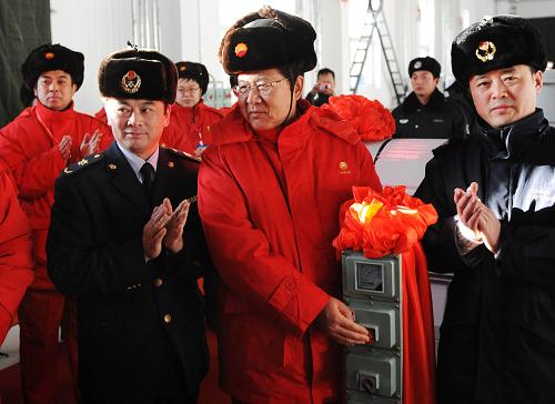 1月1日,在漠河輸油站,中國石油天然氣股份有限公司管道分公司總經(jīng)理姚偉(中)按下啟動按鈕。 當日,將俄羅斯的原油輸送至我國境內(nèi)的中俄原油管道正式投入商業(yè)運營,標志著我國東北方向的原油進口戰(zhàn)略要道正式貫通。中俄原油管道起自俄羅斯遠東原油管道斯科沃羅季諾分輸站,穿越中國邊境,止于黑龍江大慶末站,管道全長近1000公里,設(shè)計年輸油量1500萬噸,最大年輸量3000萬噸。從2011年1月1日起,中俄雙方將正式履行每年1500萬噸原油進口協(xié)議,共持續(xù)20年。 新華社記者王建威攝