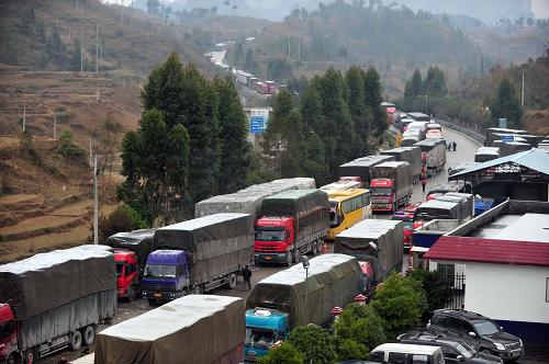 1月3日,被困車輛在210國道南丹縣六寨鎮(zhèn)路段排起長龍。新華社記者 黃孝邦 攝