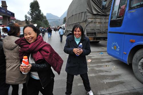 1月3日清晨,在210國道南丹縣六寨鎮(zhèn)路段被困車輛上的旅客在用開水暖手。新華社記者 黃孝邦 攝