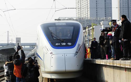 1月11日,在成都火車站,從成都開往北京西的D318次列車整裝待發(fā)。當(dāng)日,成都到北京西D318次首列動(dòng)臥列車和成都至上海虹橋的D356次首列動(dòng)臥列車分別于15時(shí)50分和17時(shí)15分從成都火車站發(fā)車。這是西南地區(qū)首次開行動(dòng)臥列車,實(shí)現(xiàn)了成都到北京、上海“夕發(fā)朝至”。新華社記者 江宏景 攝
