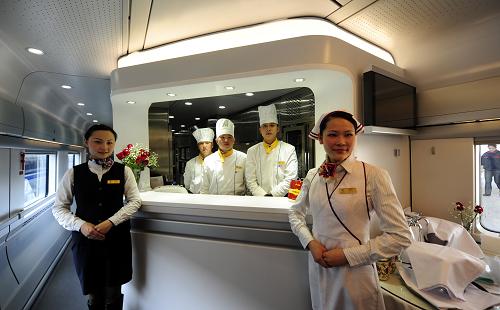 1月11日,服務(wù)人員在從成都開往北京西的D318次列車的餐車內(nèi)。新華社記者 江宏景 攝