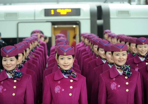 1月11日,列車員參加動(dòng)車組首發(fā)式。新華社記者 周衡義 攝