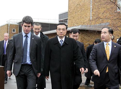 1月12日,中國國務(wù)院副總理李克強(qiáng)在倫敦參觀英國建筑研究院科技創(chuàng)新園。新華社記者 丁林 攝