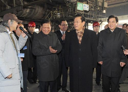 1月13日,中共中央政治局委員、國務(wù)院副總理張德江出席首鋼北京石景山鋼鐵主流程停產(chǎn)儀式并發(fā)表講話。這是張德江出席停產(chǎn)儀式后參觀已經(jīng)停產(chǎn)的三高爐。新華社記者 馬占成 攝