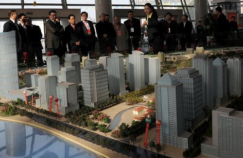 據(jù)浙江義烏市工商局日前發(fā)布的統(tǒng)計(jì)數(shù)據(jù),2010年義烏集貿(mào)市場總成交額達(dá)621.1億元,同比增長11.7%;其中中國小商品城全年總成交額456.06億元,同比增長10.8%。來自國內(nèi)的頂尖物流專家在義烏中國小商品城內(nèi)觀看小商品城縮微模型(攝于2010年12月3日)。新華社記者 韓傳號 攝