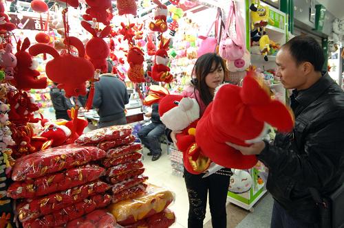 一名客戶(右一)在義烏中國小商品城的一家批發(fā)店鋪內(nèi)選購新年用品(攝于2011年1月1日)。新華社記者 鞠煥宗 攝