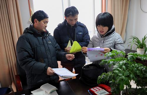 1月13日,一名企業(yè)員工(中)在湖北省宣恩縣人力資源和社會(huì)保障局辦理工傷認(rèn)定手續(xù)。新華社發(fā)(宋文 攝)