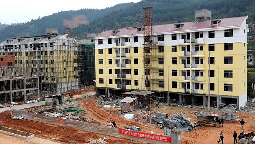 這是福建省順昌縣羊口鎮(zhèn)沙墩村新落成的災(zāi)后重建新居(1月13日攝)。2010年6月18日,順昌縣城鄉(xiāng)突遭特大暴雨洪水襲擊,導(dǎo)致大批民房倒塌。當(dāng)?shù)卣疄?zāi)后多方籌集資金,在11個災(zāi)民重建點(diǎn)為1696戶受災(zāi)居民興建居民樓,確保受災(zāi)群眾春節(jié)前夕搬進(jìn)新居。新華社記者 彭張青 攝