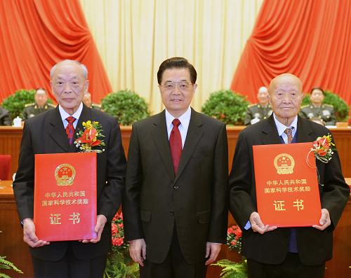 1月14日,2010年度國(guó)家科學(xué)技術(shù)獎(jiǎng)勵(lì)大會(huì)在北京人民大會(huì)堂隆重舉行。中共中央總書(shū)記、國(guó)家主席、中央軍委主席胡錦濤向獲得2010年度國(guó)家最高科學(xué)技術(shù)獎(jiǎng)的中國(guó)科學(xué)院院士、中國(guó)工程院院士師昌緒(右)和中國(guó)工程院院士王振義(左)頒獎(jiǎng)。新華社記者 劉建生 攝