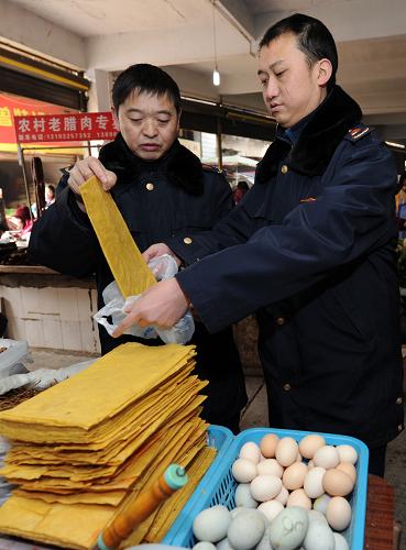1月7日,重慶市酉陽(yáng)工商部門(mén)執(zhí)法人員對(duì)市場(chǎng)內(nèi)的干副產(chǎn)品進(jìn)行抽樣檢查。新華社記者 陳誠(chéng) 攝