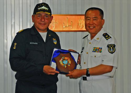 1月8日,北約508特混編隊(duì)指揮官、荷蘭海軍海曼斯準(zhǔn)將(左)向中國(guó)海軍編隊(duì)指揮員張華臣少將贈(zèng)送508特混編隊(duì)徽章。當(dāng)天,海曼斯準(zhǔn)將一行9人登上中國(guó)海軍護(hù)航編隊(duì)“舟山”艦,與我海軍編隊(duì)指揮員張華臣少將及指揮所成員進(jìn)行海上會(huì)面交流。這是中國(guó)海軍第七批護(hù)航編隊(duì)迎來(lái)的首批登艦到訪的外軍客人。中國(guó)海軍護(hù)航編隊(duì)和北約護(hù)航編隊(duì)及時(shí)互通了雙方護(hù)航艦艇位置、過(guò)往船舶通行信息以及索馬里海盜活動(dòng)情況。雙方愿意通過(guò)情報(bào)信息共享、互派參謀駐艦、聯(lián)合演練等多種形式,積極加強(qiáng)在亞丁灣地區(qū)反海盜行動(dòng)的交流與合作,與各國(guó)海軍護(hù)航艦艇編隊(duì)一起打擊索馬里海盜、維護(hù)國(guó)際航運(yùn)安全。新華社記者 范軍威 攝